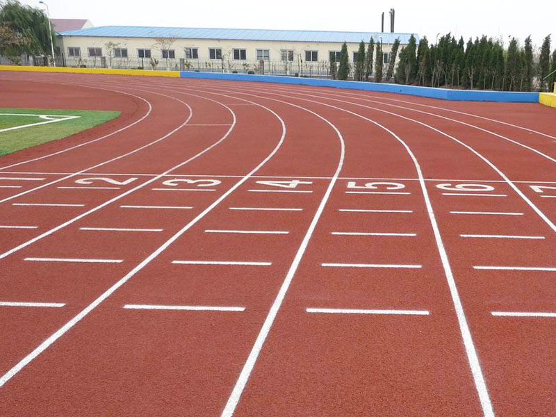 塑膠跑道離地面多高？標準介紹